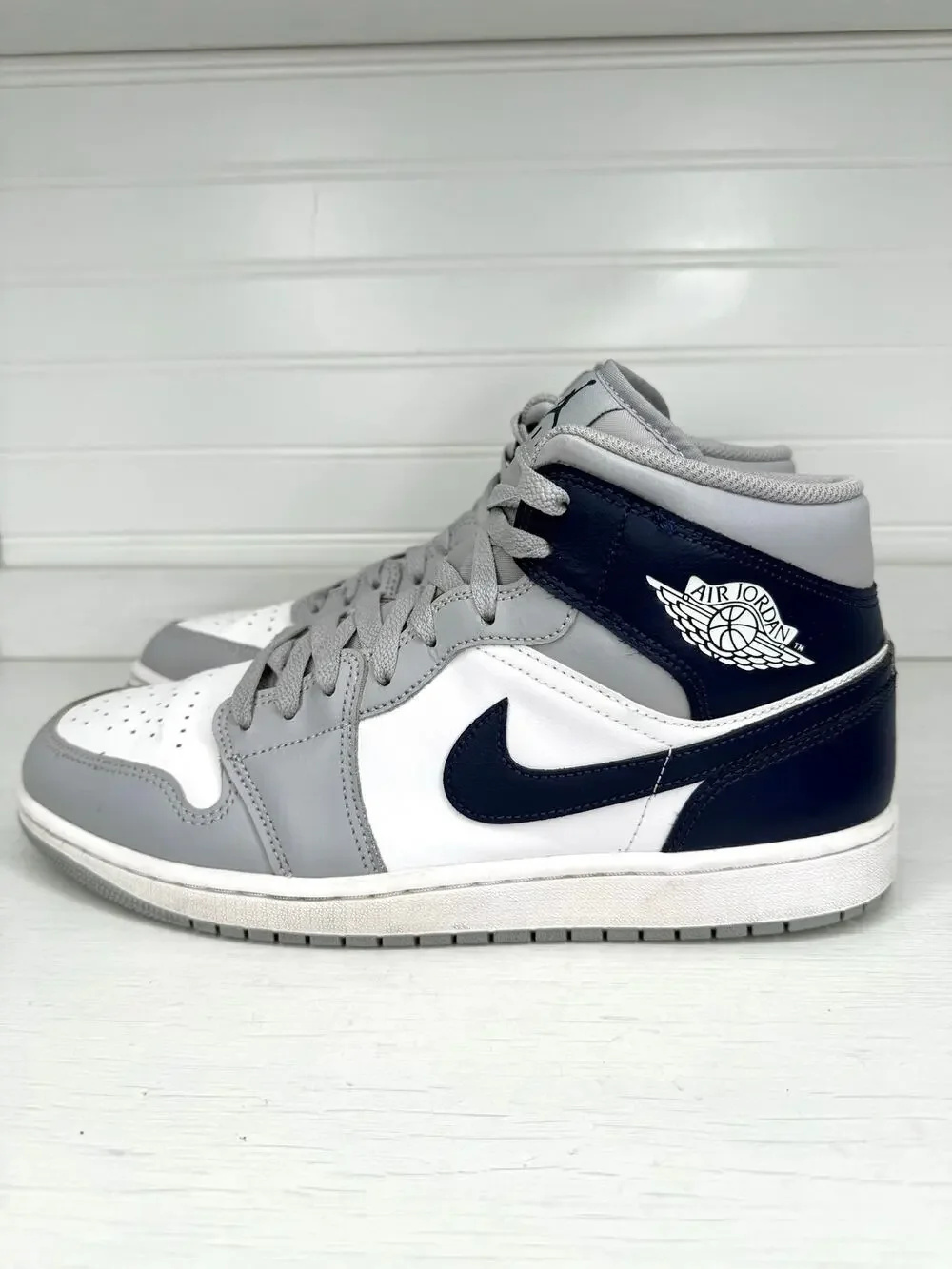 Nike Air Jordan 1 Mid Wolf Grey Midnight Navy DQ8426-104 Men’s Size 11